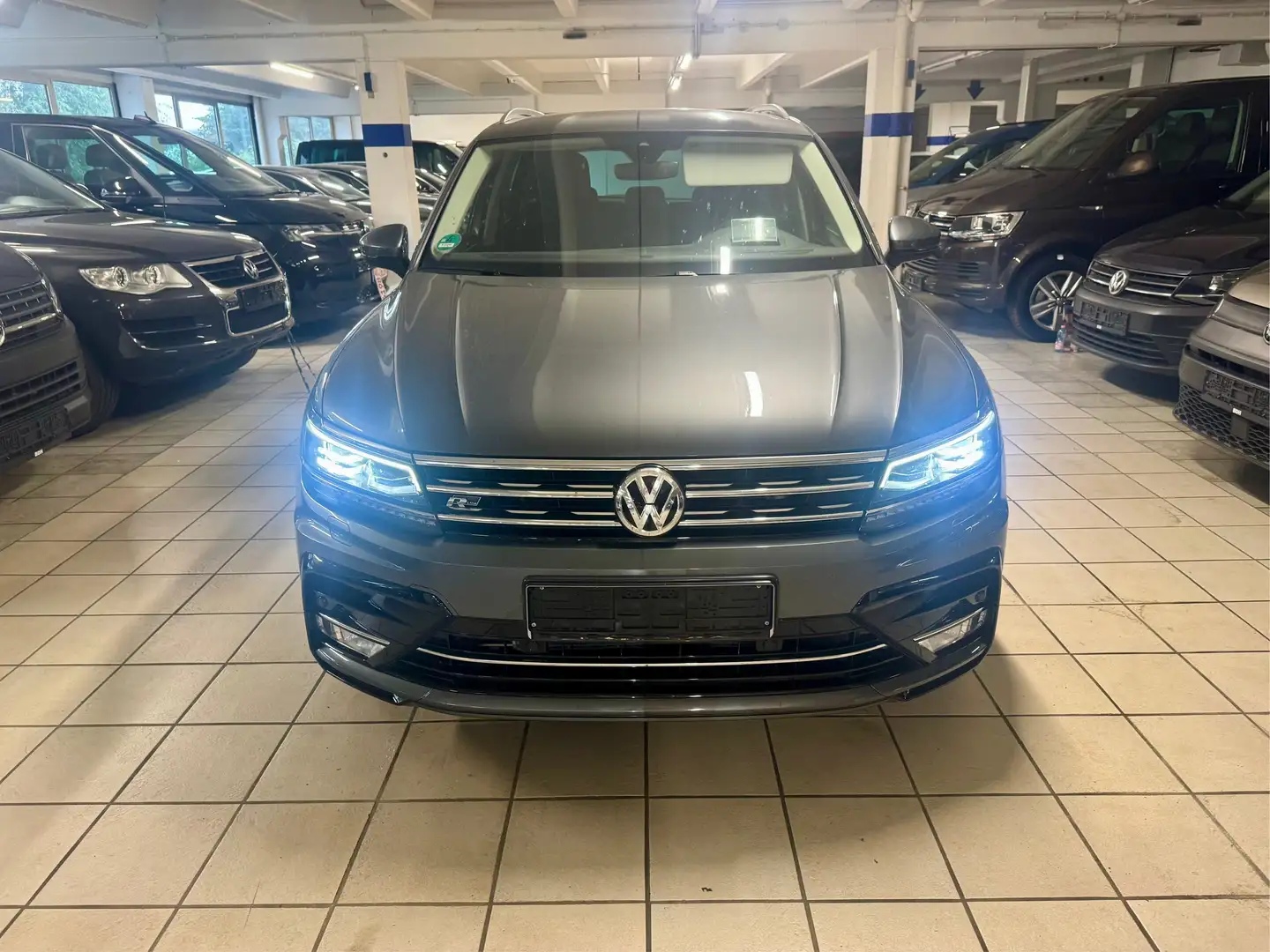 Volkswagen Tiguan 2.0 TSIHighline BMT 4Motion R-line Grijs - 2