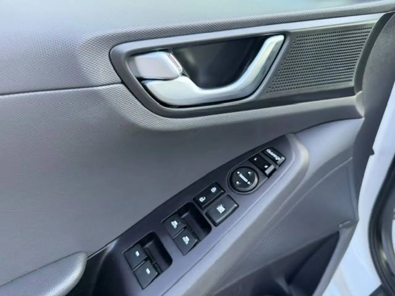 Hyundai IONIQ photo Hyundai IONIQ