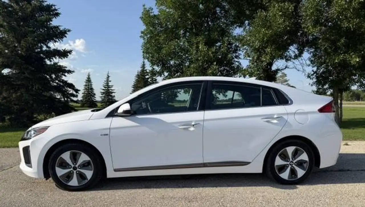 Hyundai IONIQ photo Hyundai IONIQ