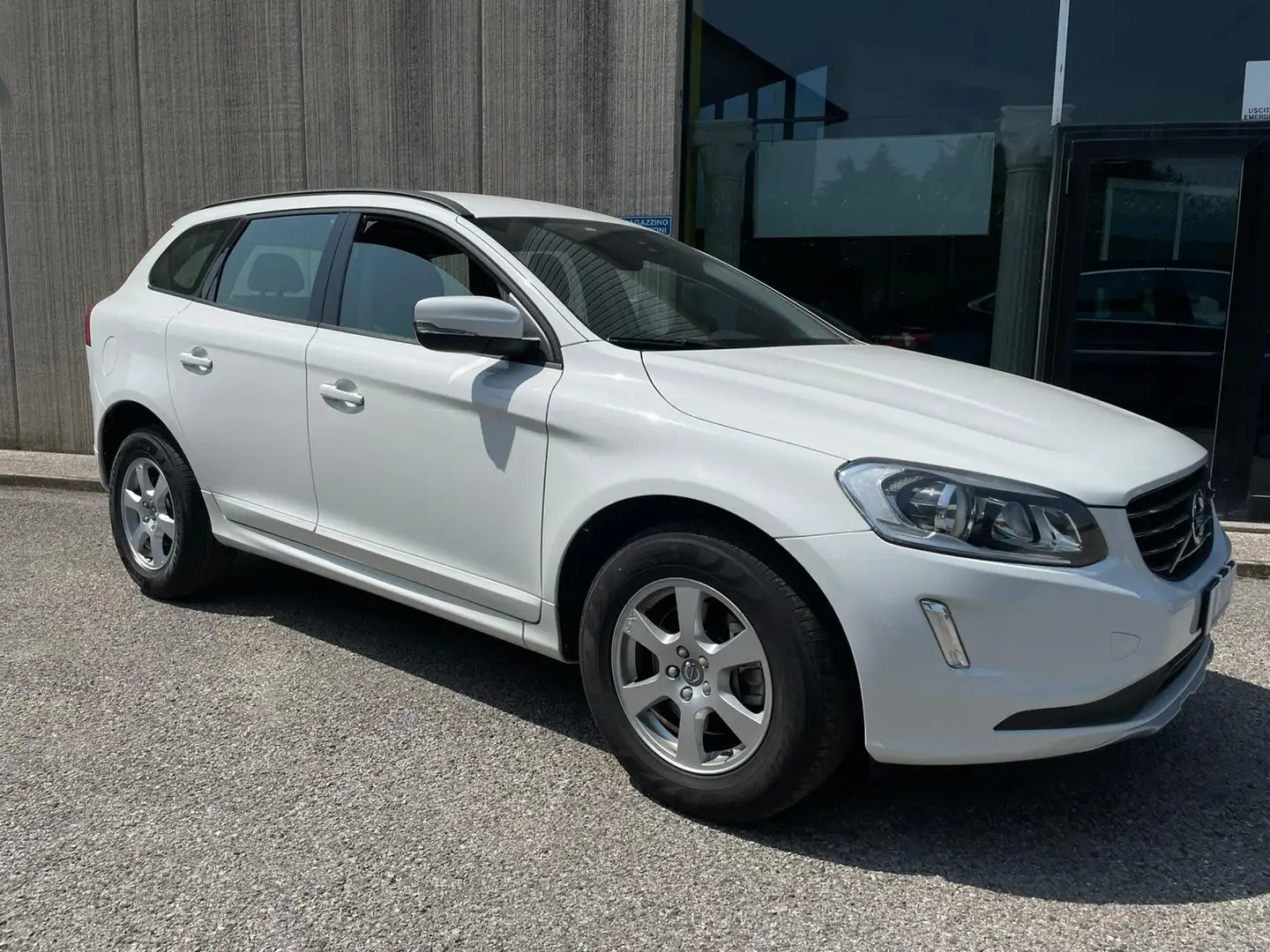 Volvo XC60 2.0 d3 Business 136cv Bianco - 1