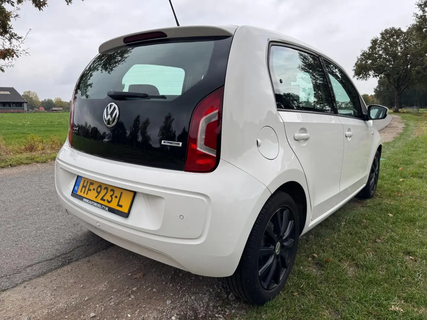 Volkswagen up! 1.0 high up! BlueMotion met navigatie en airco Bianco - 2