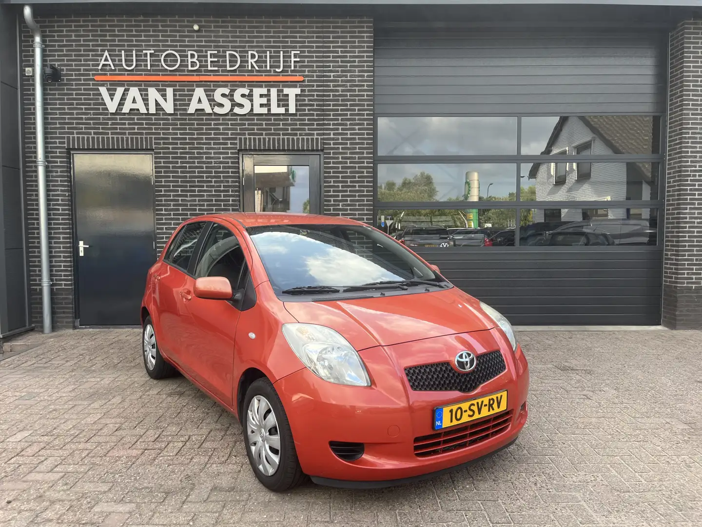 Toyota Yaris 1.3 VVTi Sol Airco Oranje - 1