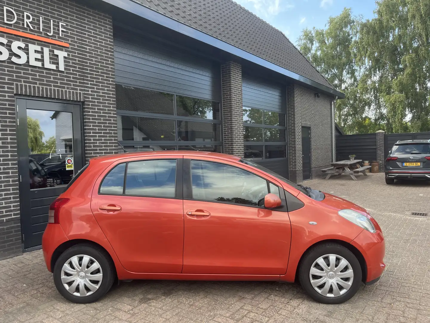 Toyota Yaris 1.3 VVTi Sol Airco Oranje - 2