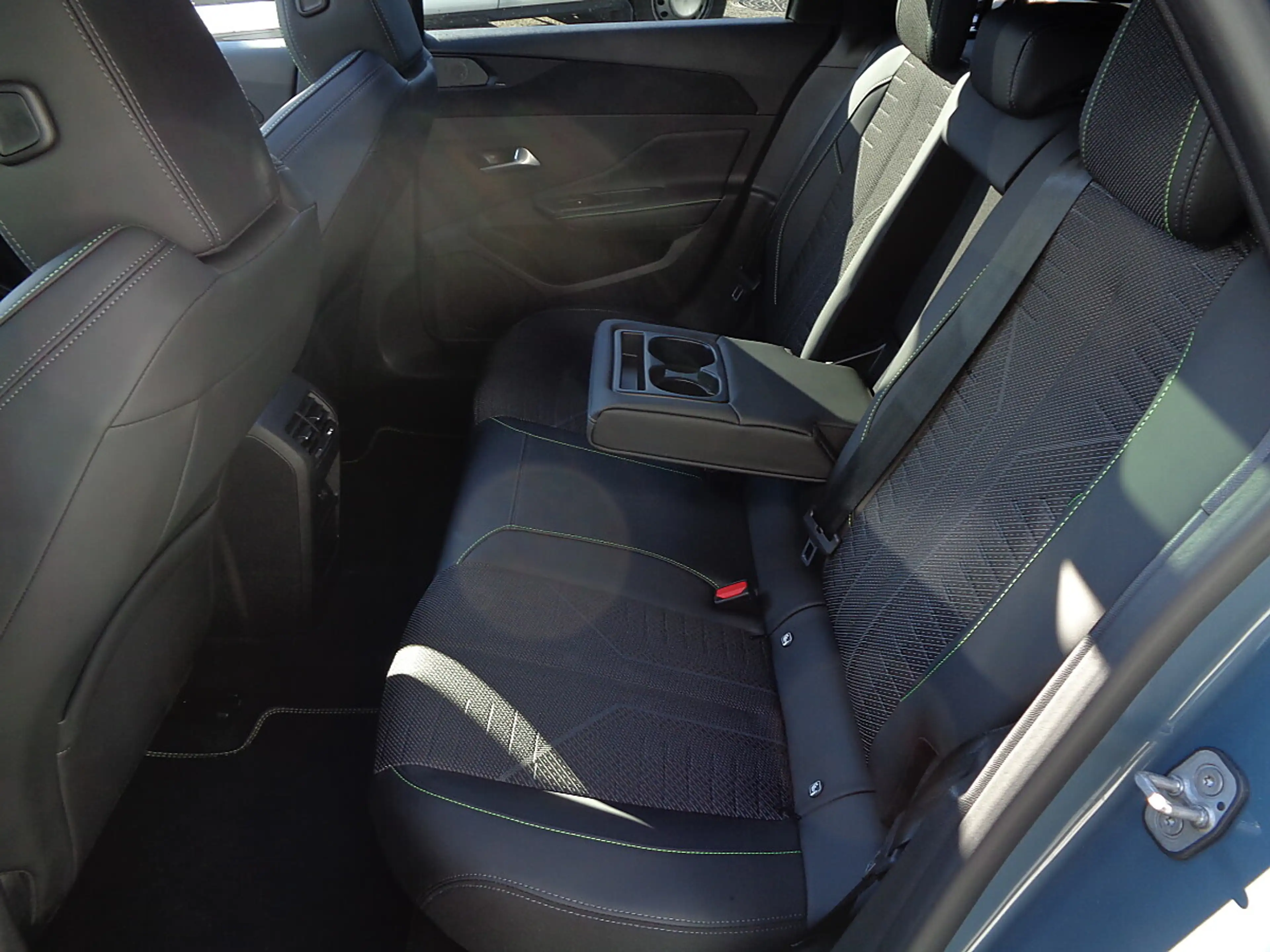 Peugeot 308 SW Hybrid 145 e-DSC6 GT — photo 14