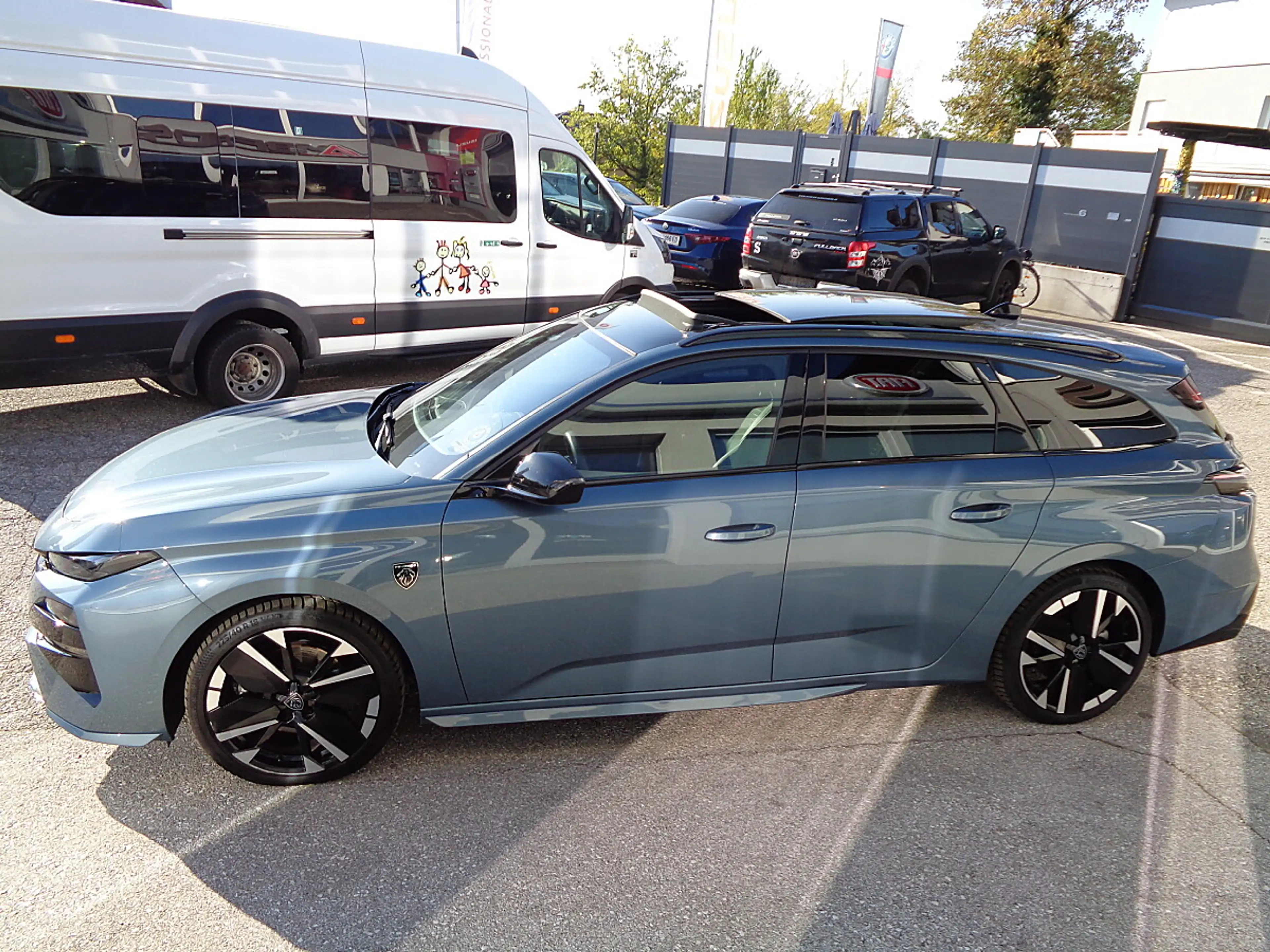 Peugeot 308 SW Hybrid 145 e-DSC6 GT — photo 10