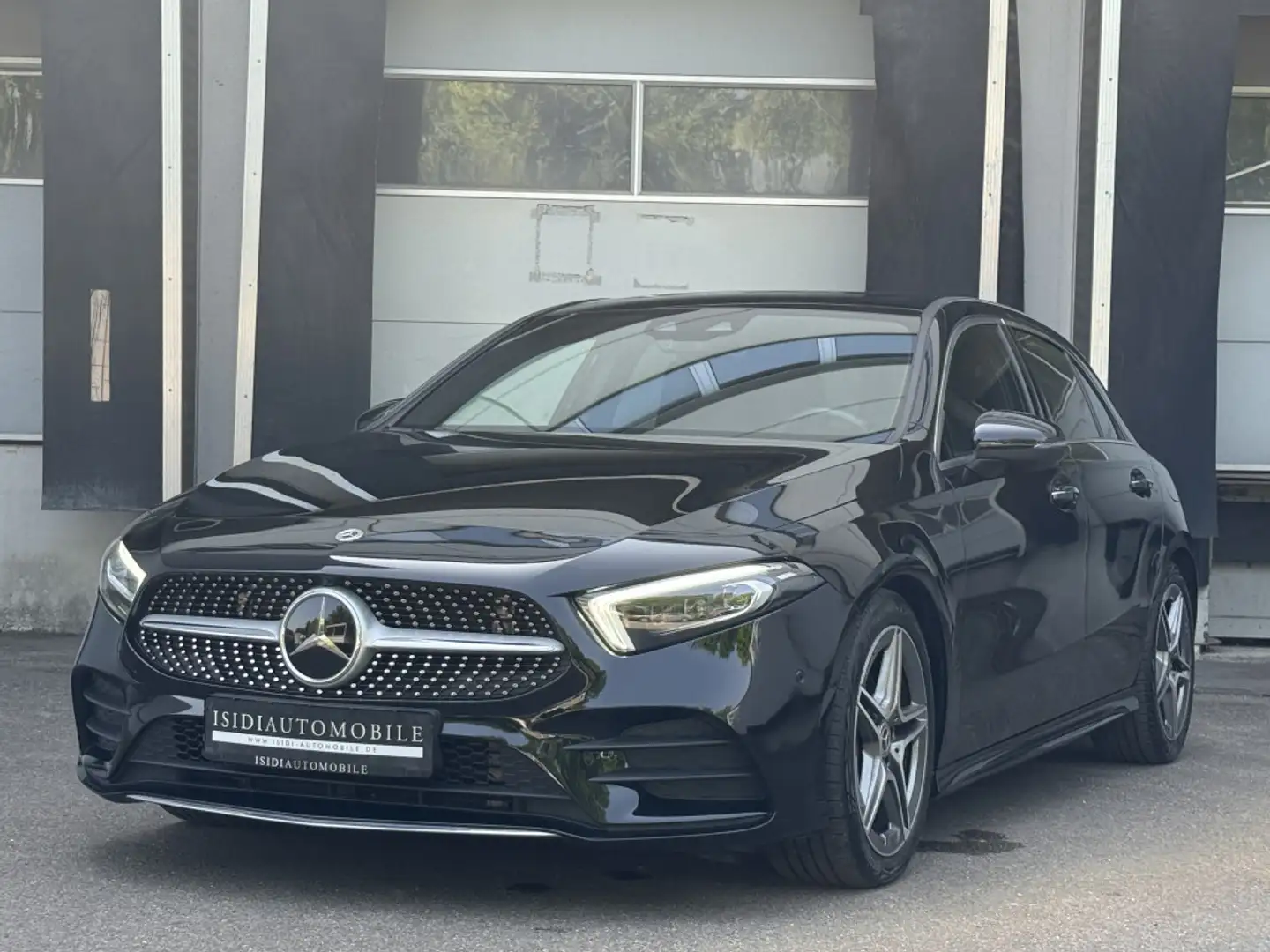 Mercedes-Benz A 220 d AMG LED MBUX Distronic Keyless-Go 360° Černá - 1