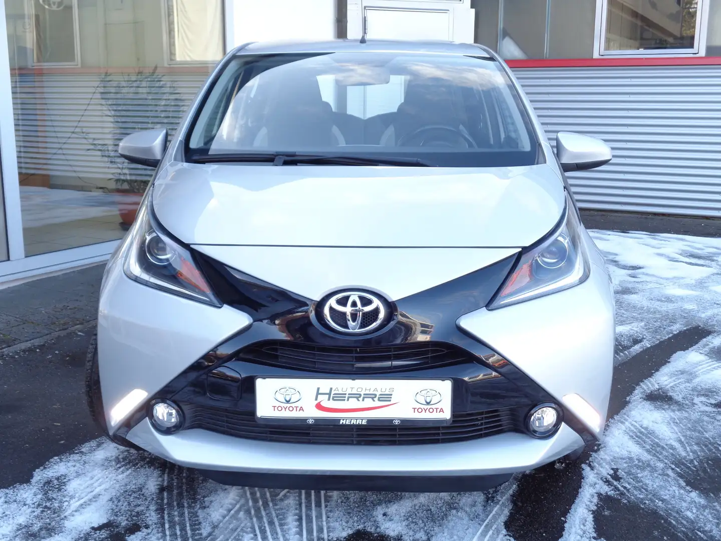 Toyota Aygo Aygo 5-Türer x-play touch Silber - 2