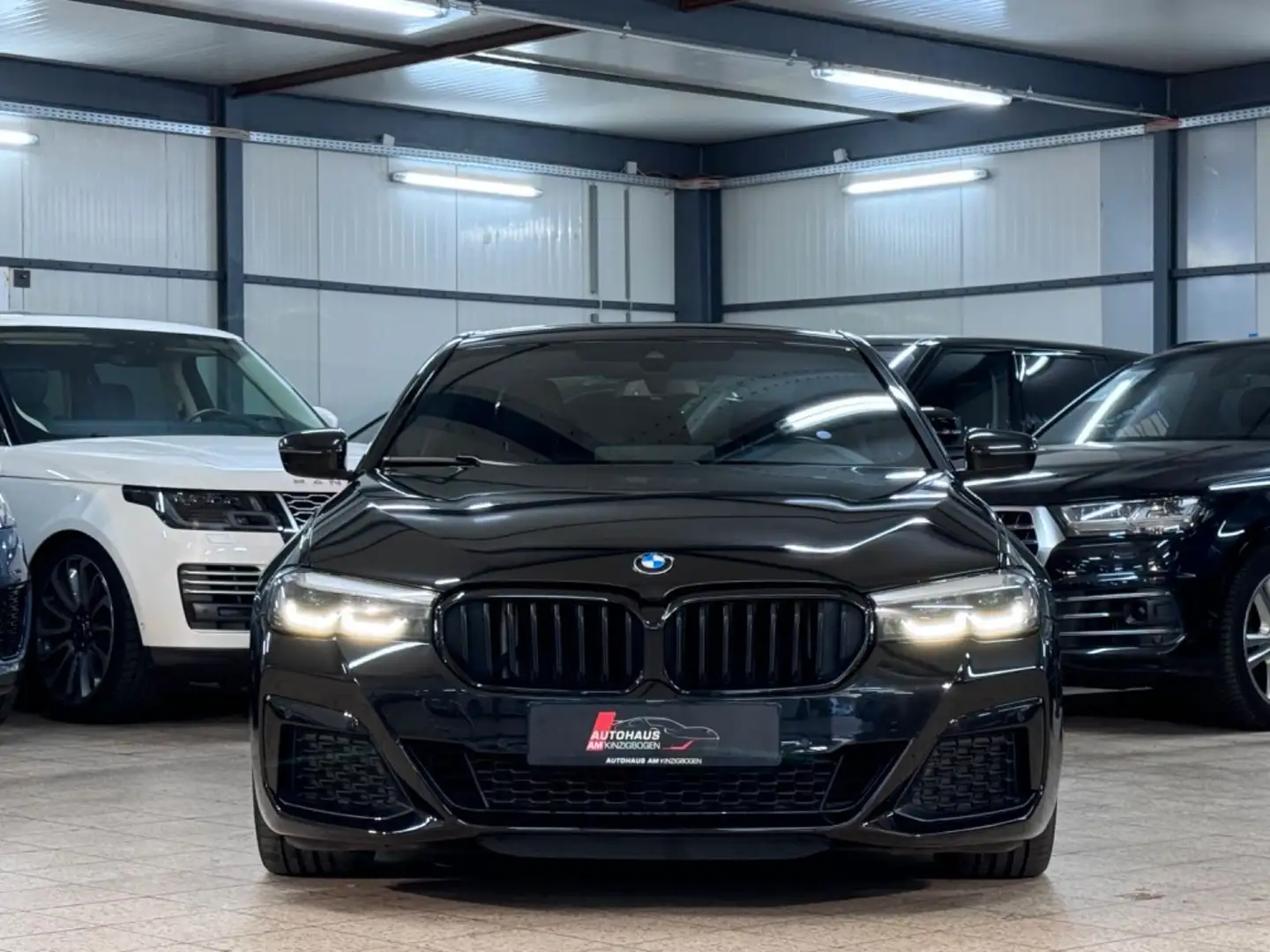 BMW 520 d G30 xDrive M SPORT*LED*AHK*KAM*DSPLKY*LIVEC Schwarz - 2