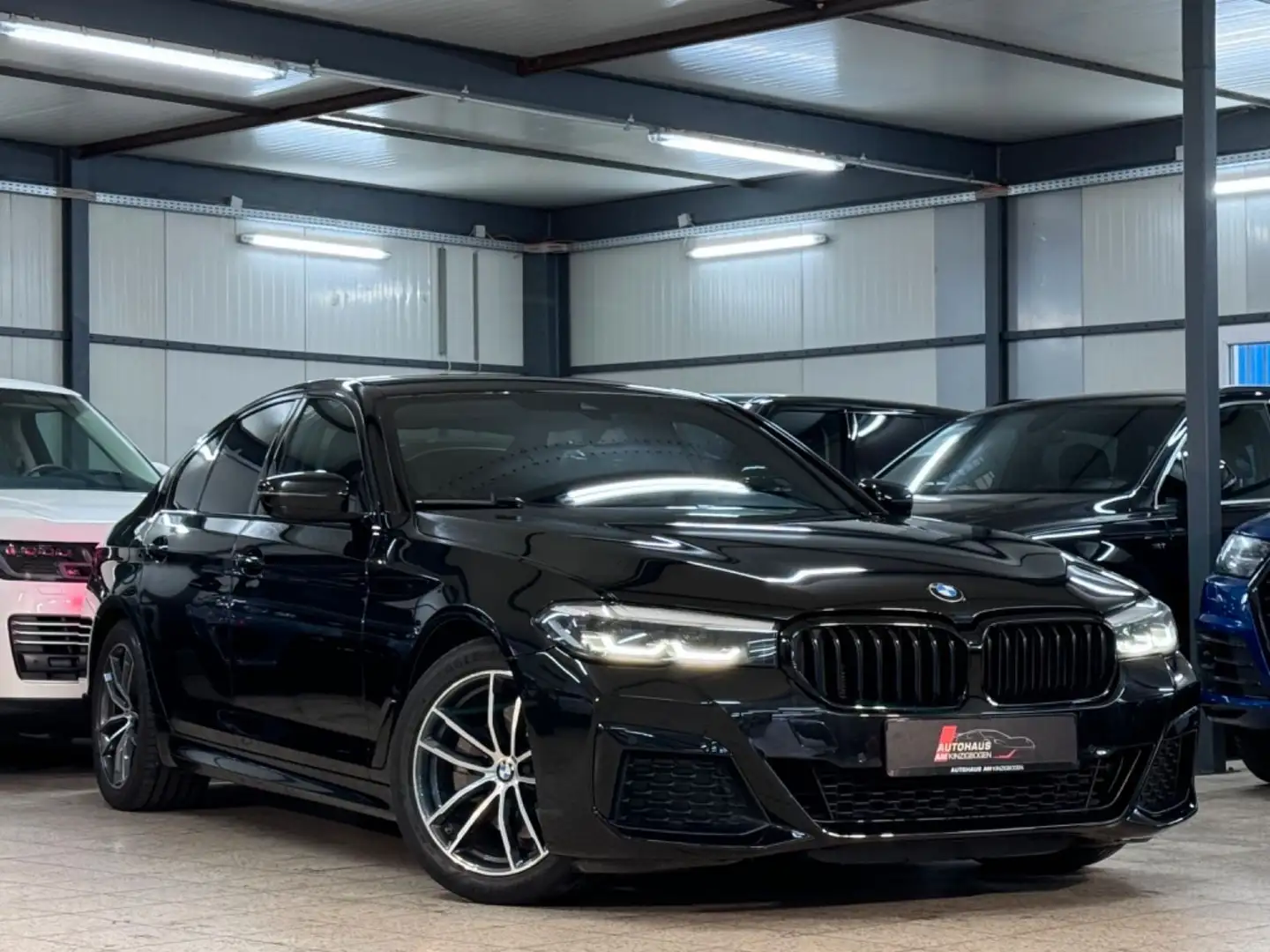 BMW 520 d G30 xDrive M SPORT*LED*AHK*KAM*DSPLKY*LIVEC Schwarz - 1