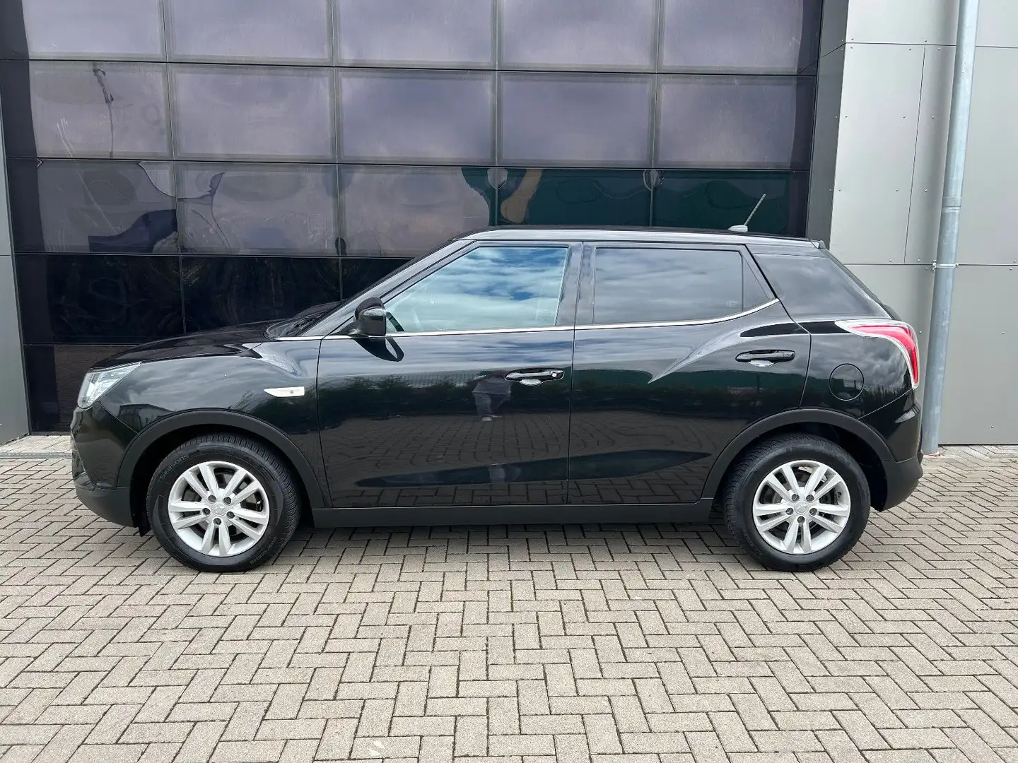 SsangYong Tivoli 1.6 e-XDi QUARTZ 1.Hd.|Navi|Kam|Temp|TÜVn Schwarz - 2