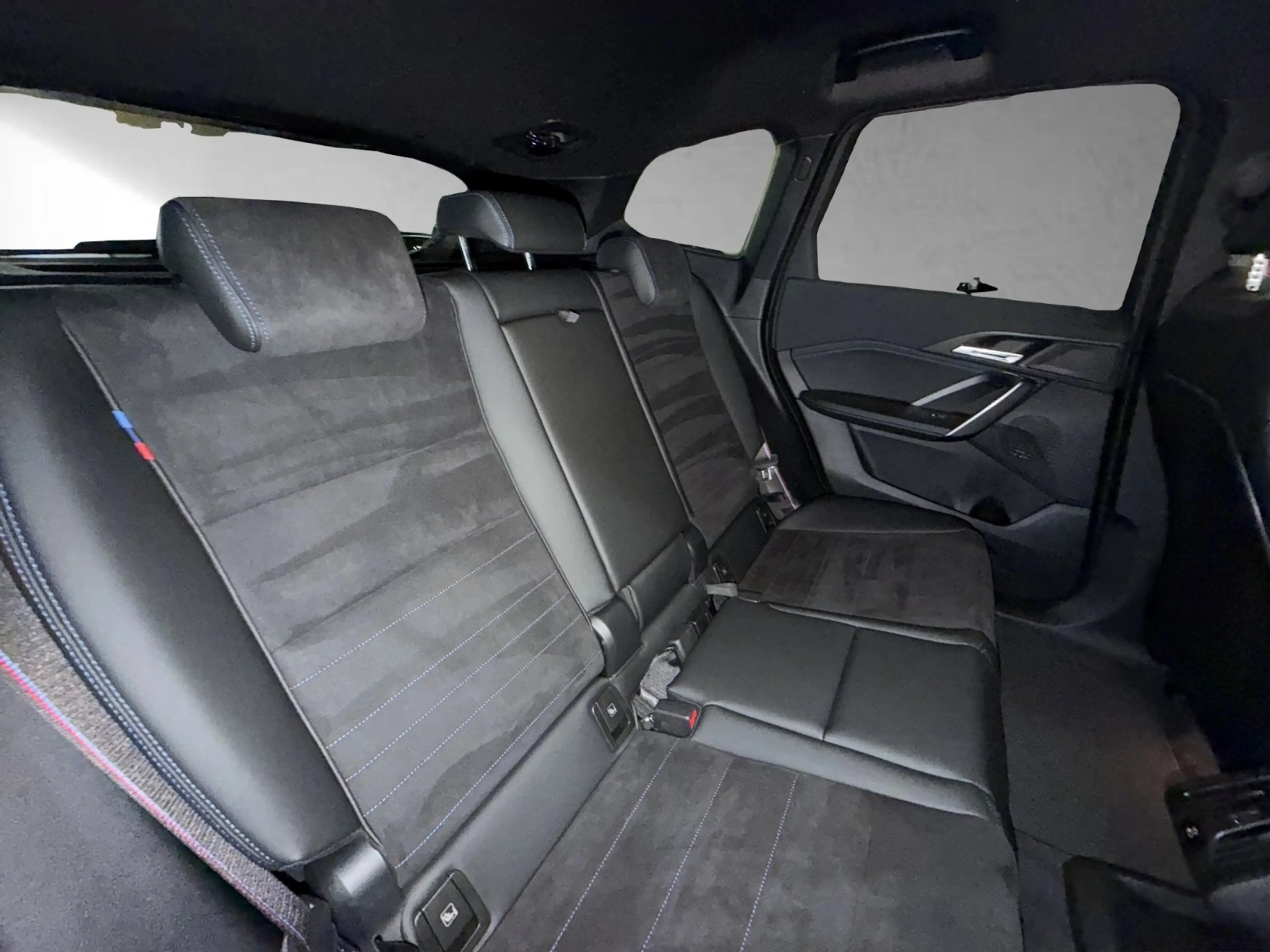 BMW iX1 eDrive20 — photo 13
