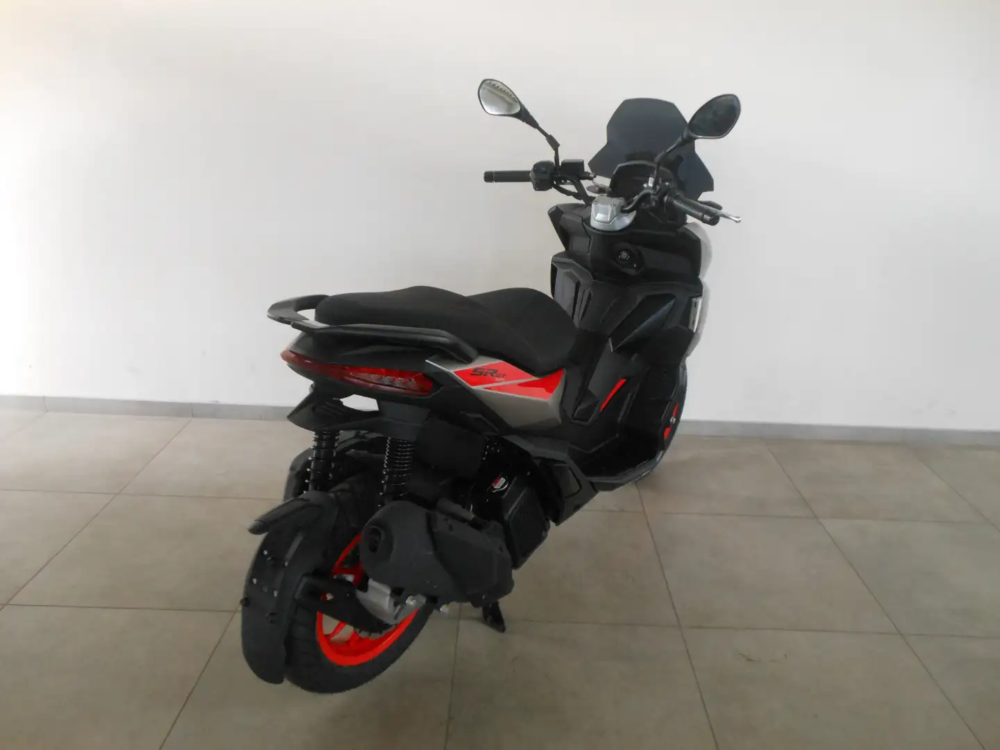 Aprilia SR GT 125 Gris - 2