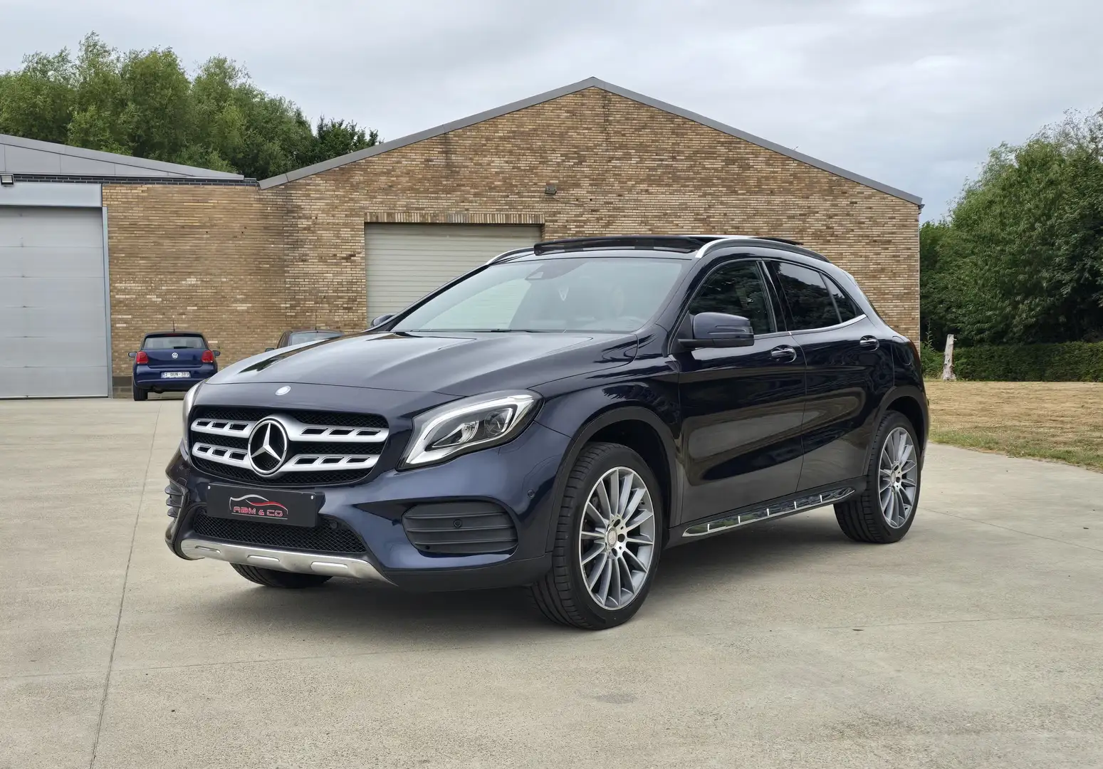 Mercedes-Benz GLA 180 d Face Lift AMG Line ** Pano - LED - Caméra ** Bleu - 2