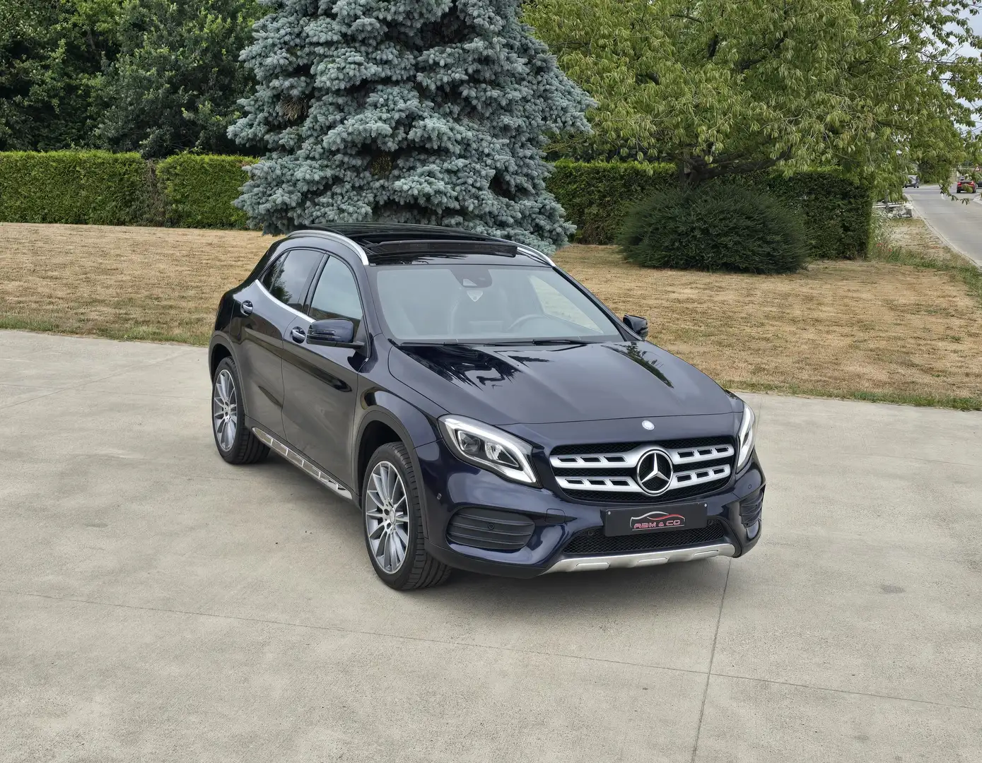 Mercedes-Benz GLA 180 d Face Lift AMG Line ** Pano - LED - Caméra ** Bleu - 1