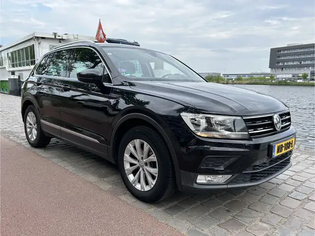 Volkswagen Tiguan view 4