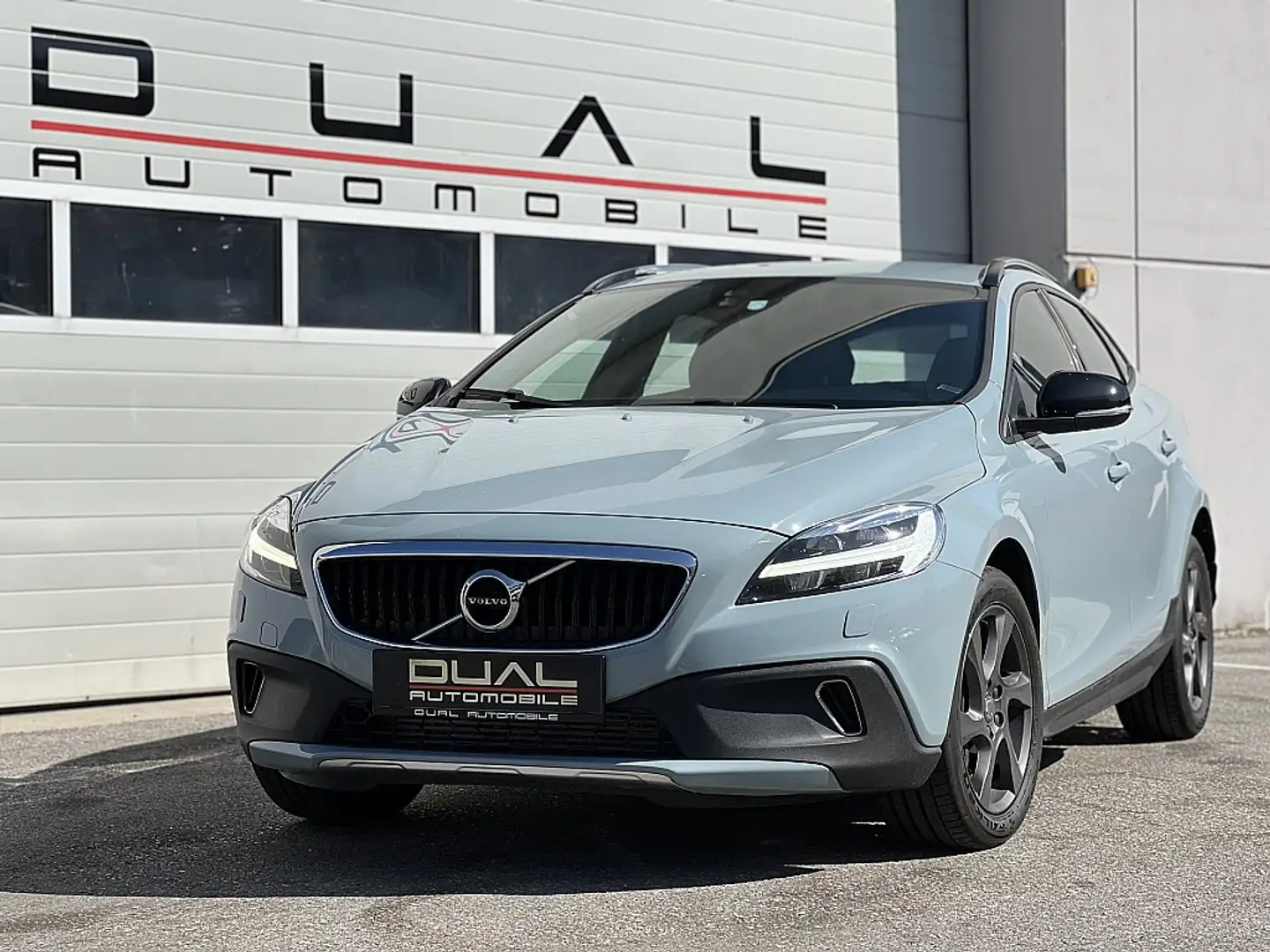 Volvo V40 Cross Country D2 Momentum Albastru - 1