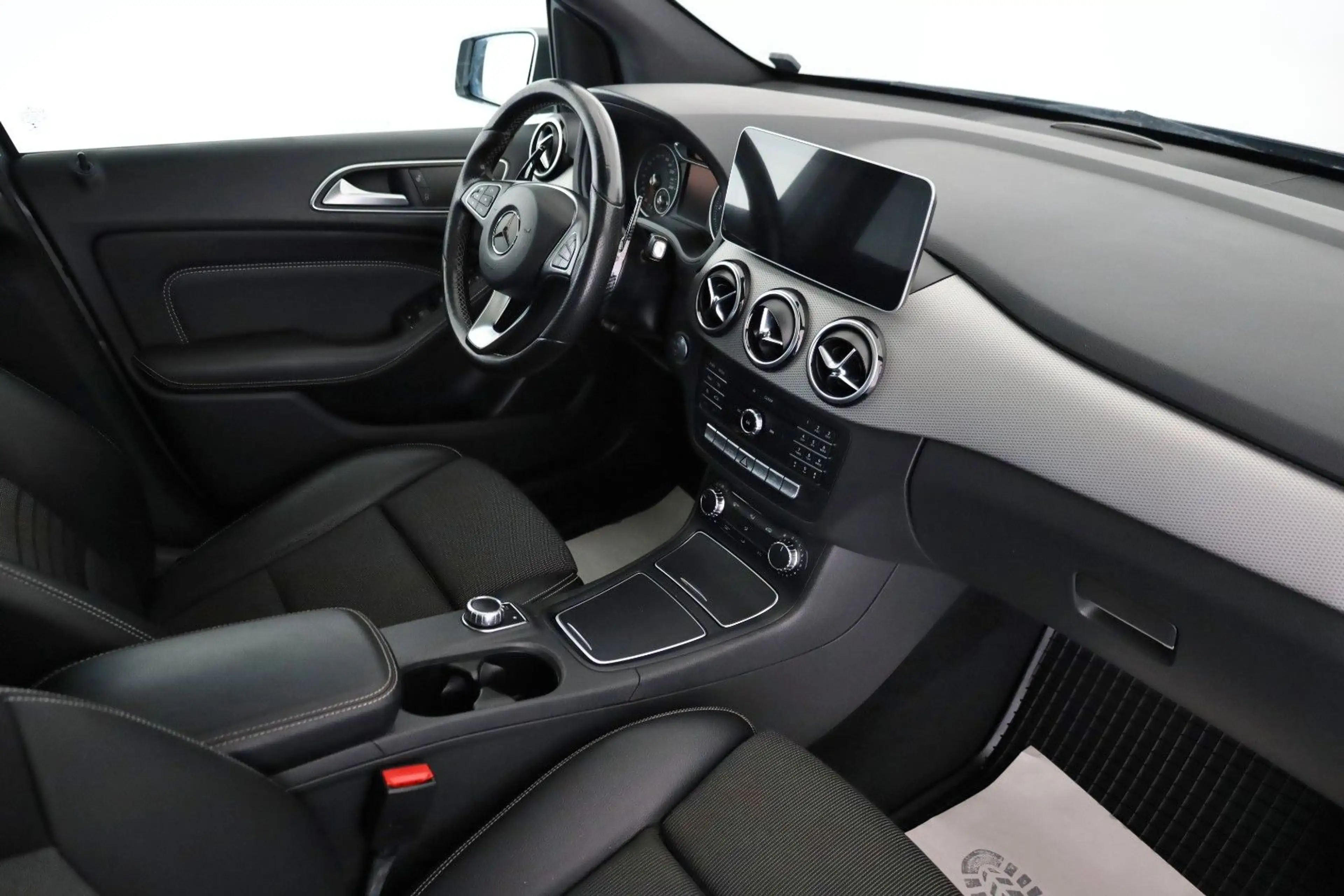 Mercedes-Benz B 220 d 4MATIC DCT, T.Leder,Navi,SH,Panorama +WR — photo 4