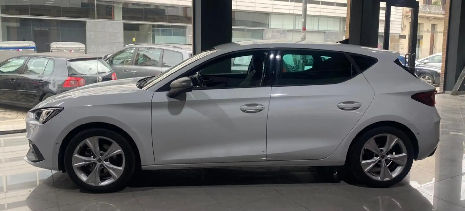 SEAT Leon 1.0 TSI S&S FR 25º Aniversario 110 Blanco - 2
