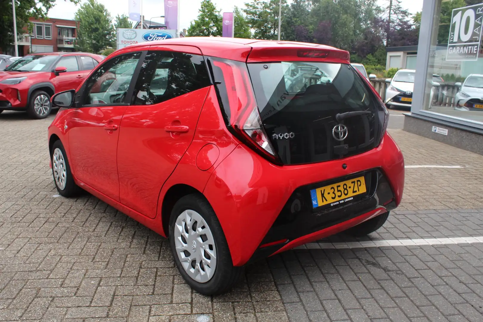 Toyota Aygo X X-PLAY 5-DEURS APPLE/ANDROID DAB BLUETOOTH EL-RAME Rosso - 2