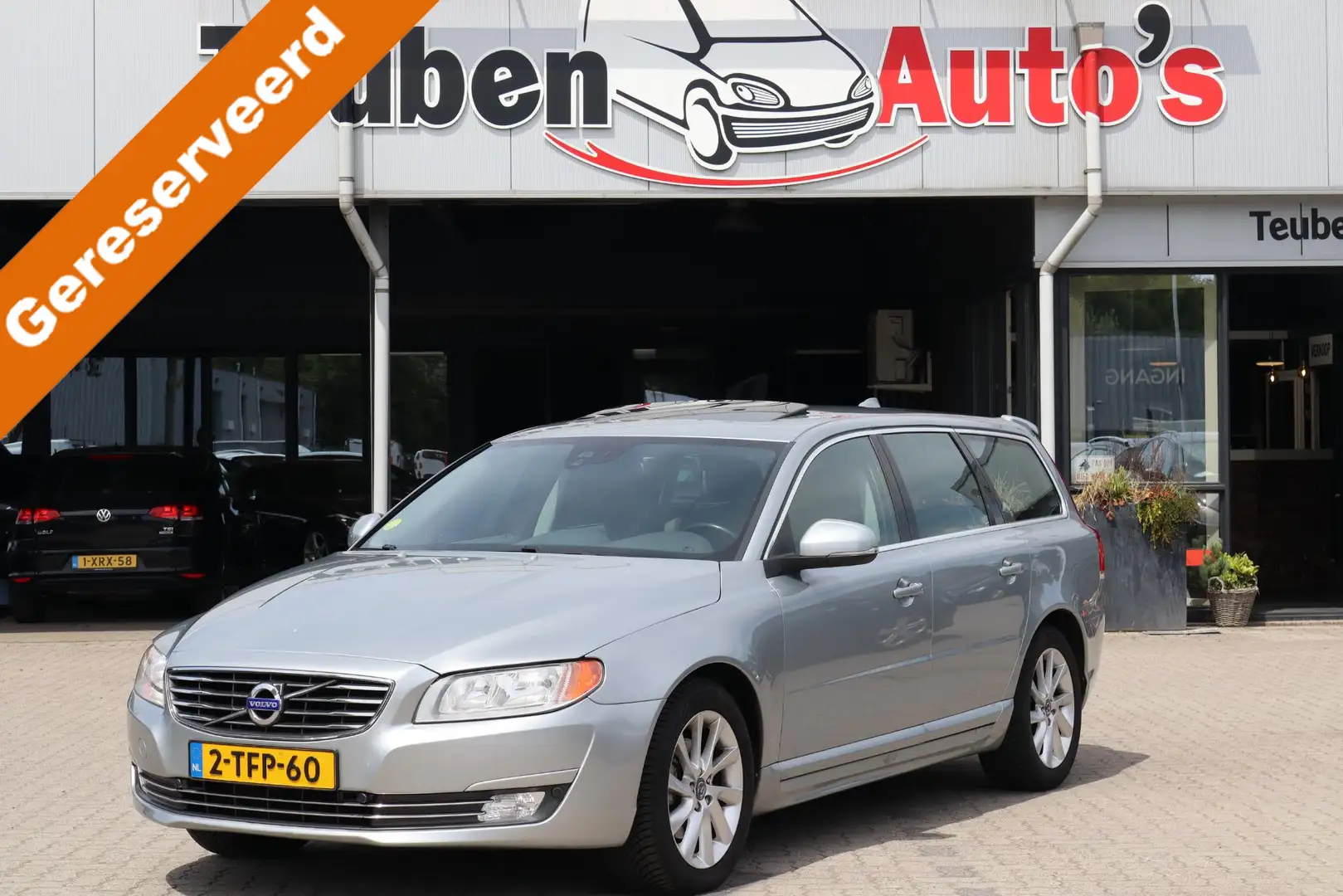 Volvo V70 2.0 D4 Momentum Navigatie, Lederen interieur, Trek Grijs - 1