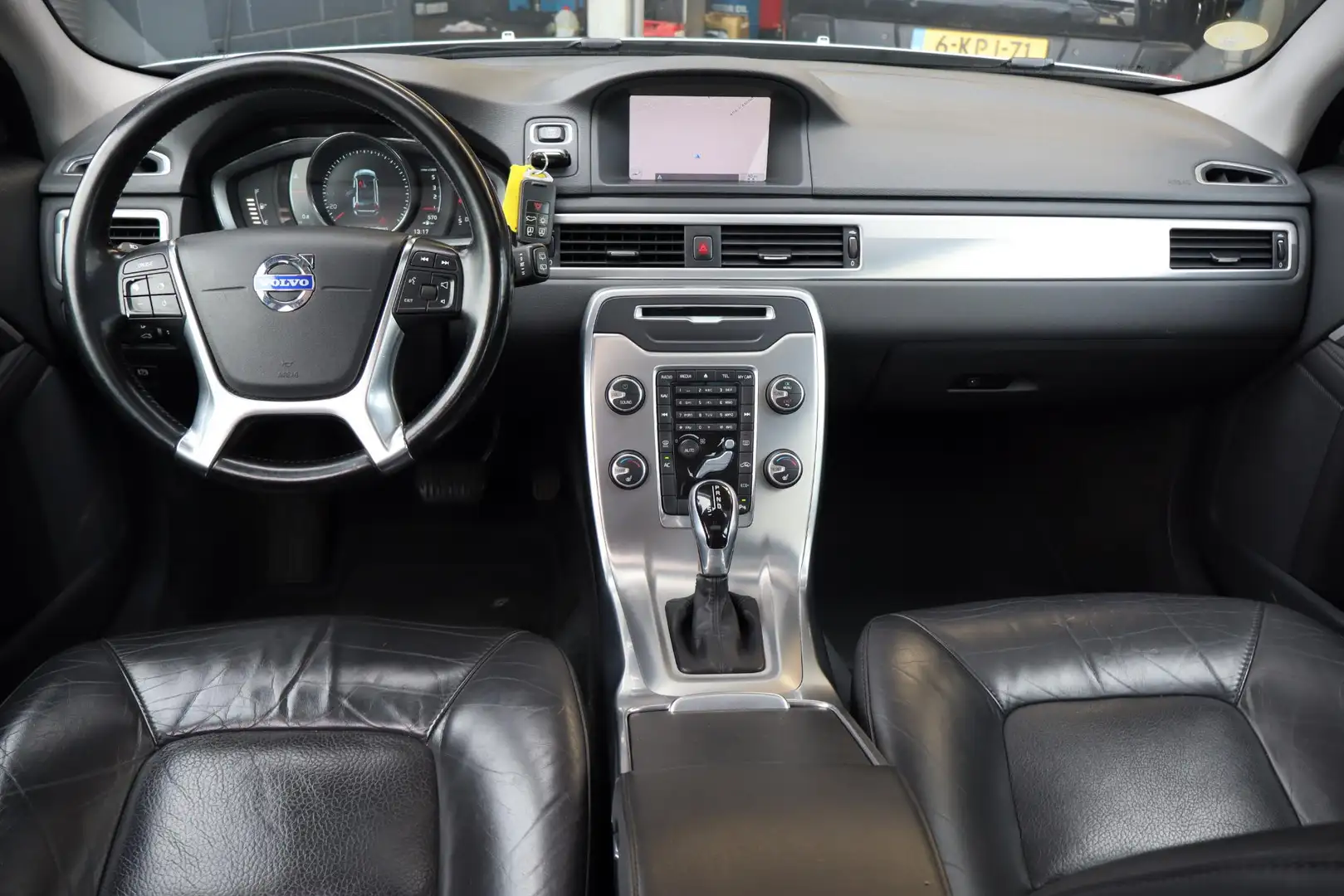 Volvo V70 2.0 D4 Momentum Navigatie, Lederen interieur, Trek Grijs - 2
