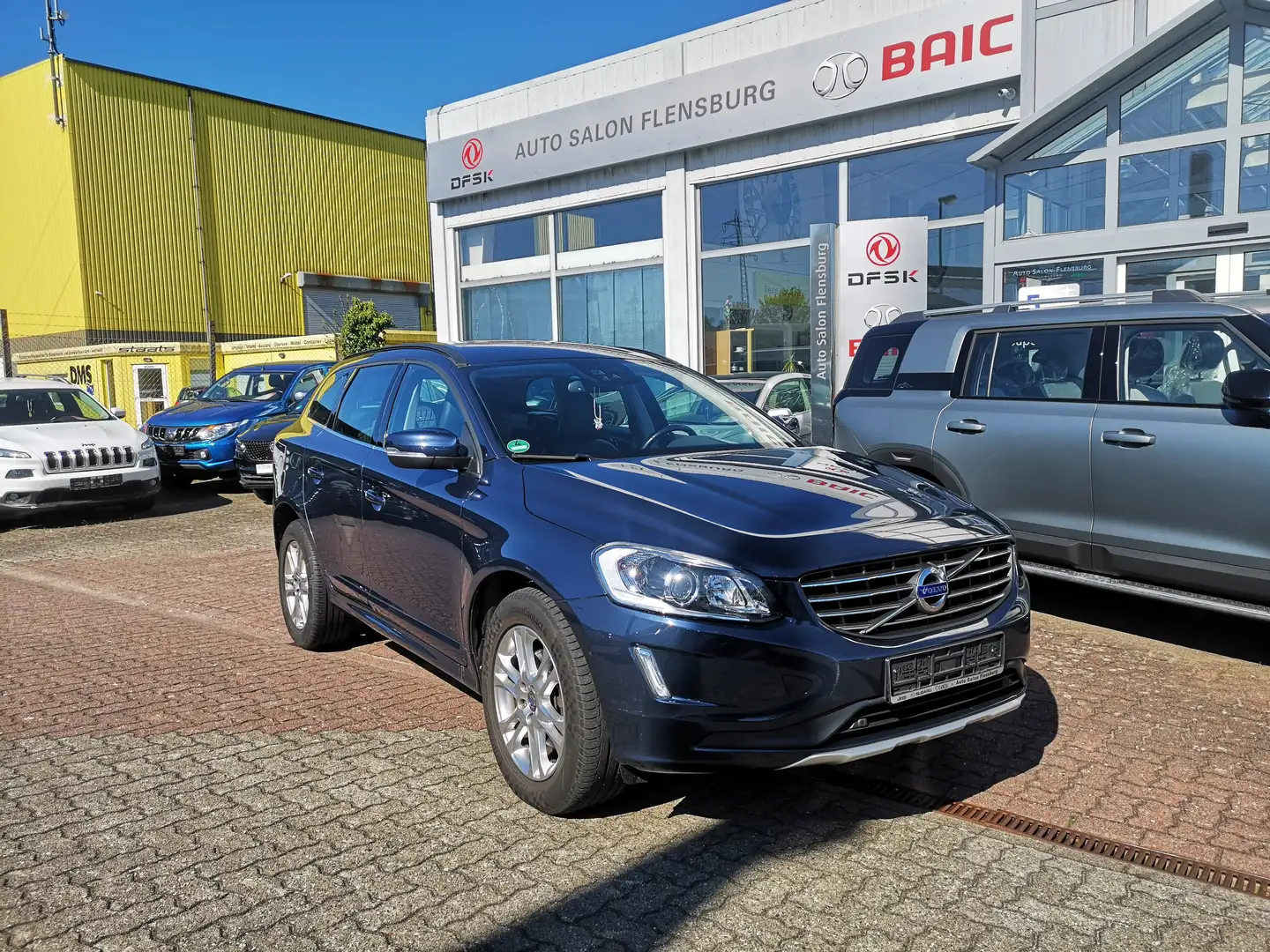 Volvo XC60 Momentum 2WD*Navi*Leder*8-fach bereift*Klima uvm. Blau - 1