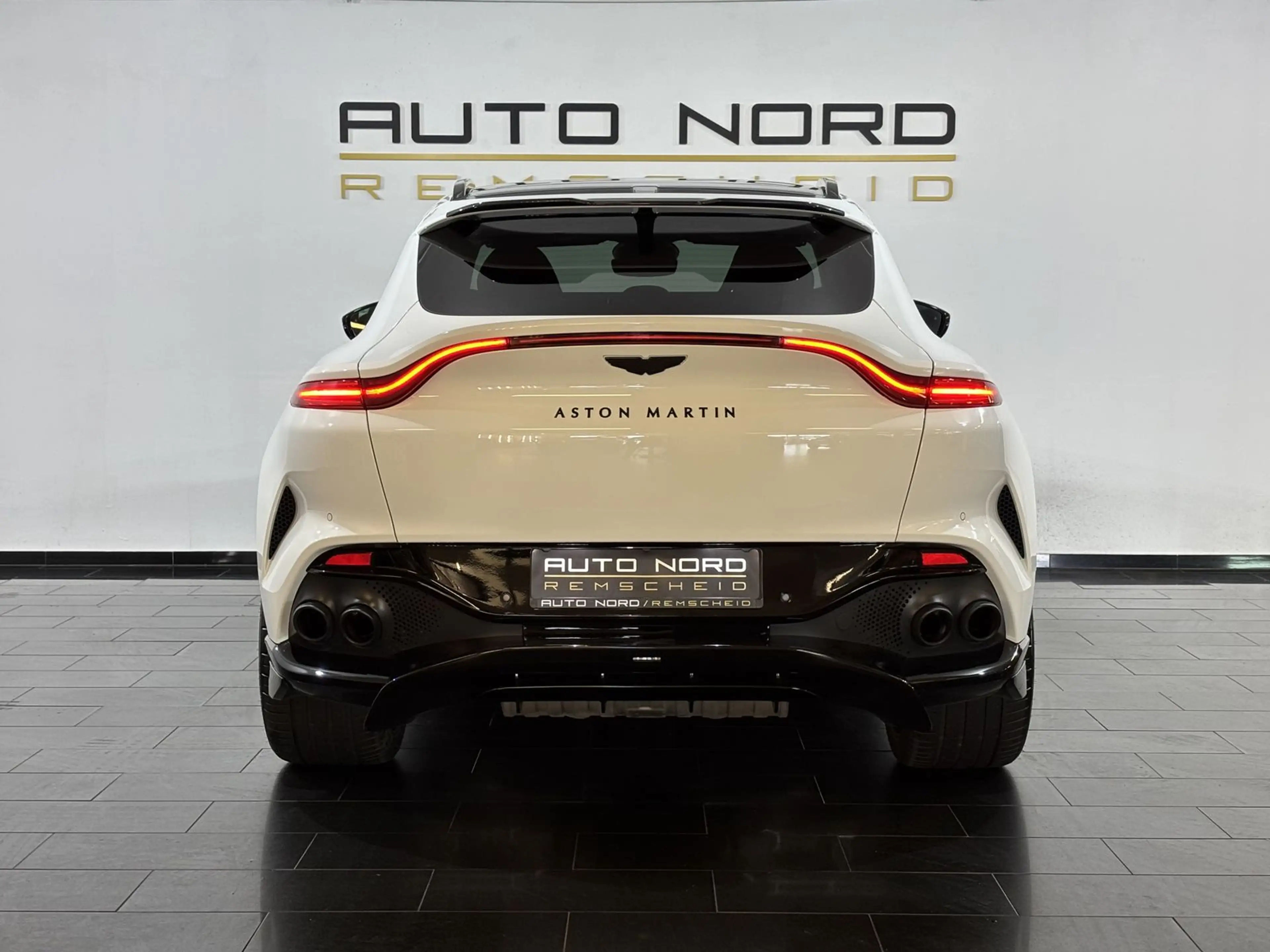Aston Martin DBX 707 4.0 V8 *Pano*Kamera*Carbon*S-Aga*LUFT* — photo 9