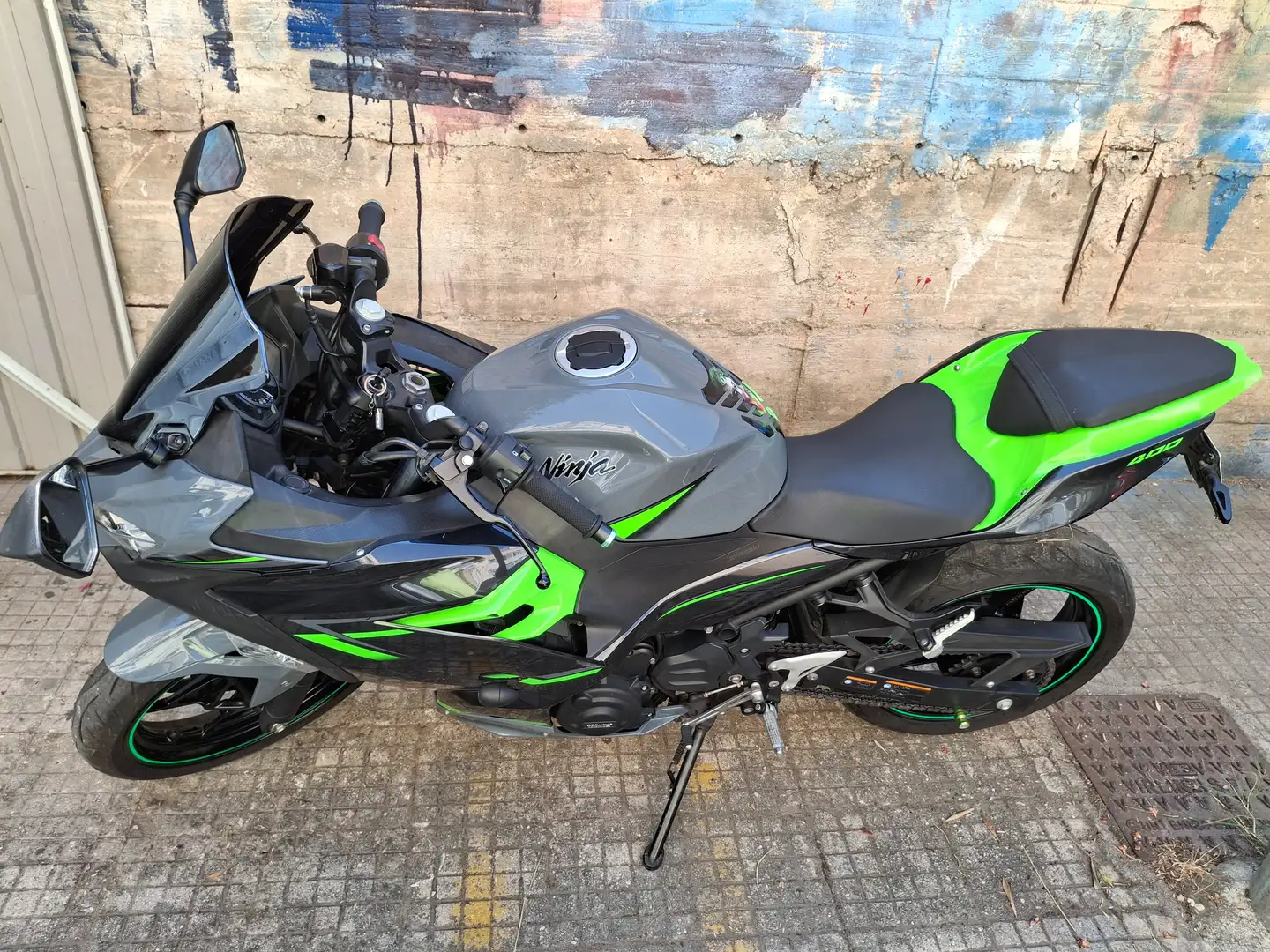 Kawasaki Ninja 400 Base Gris - 2
