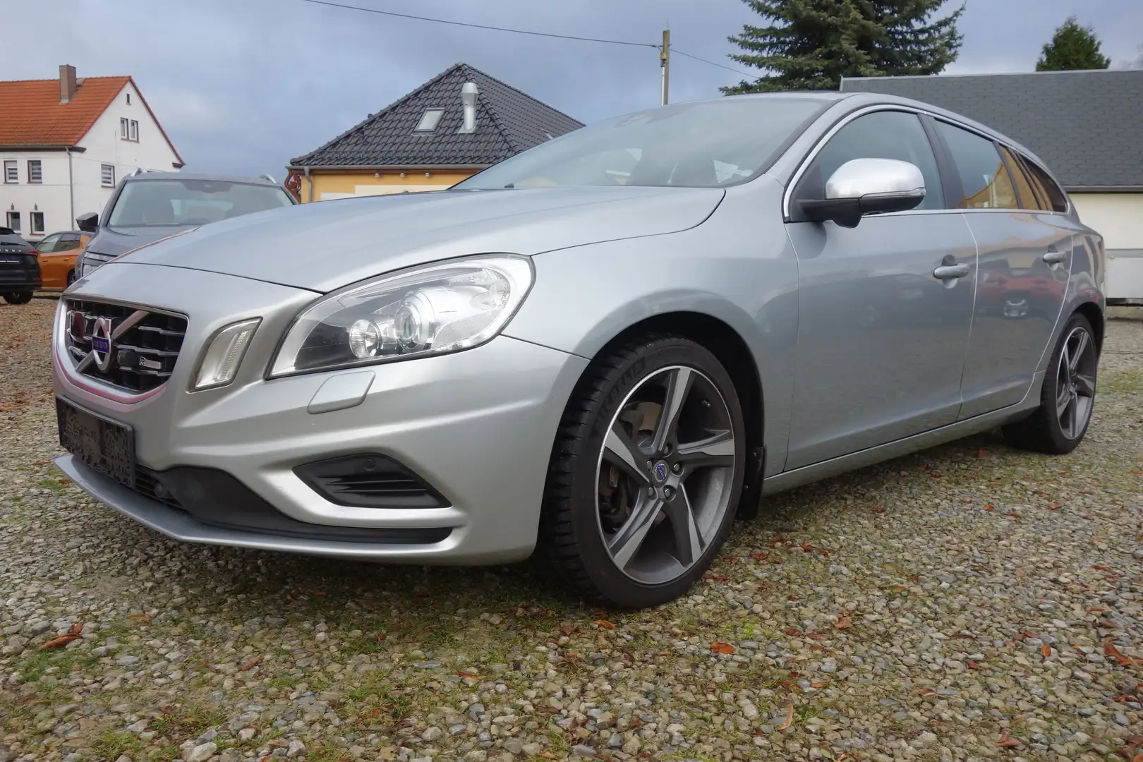 Volvo V60 R-Design AWD / Standheizung / Schiebedach Silber - 1