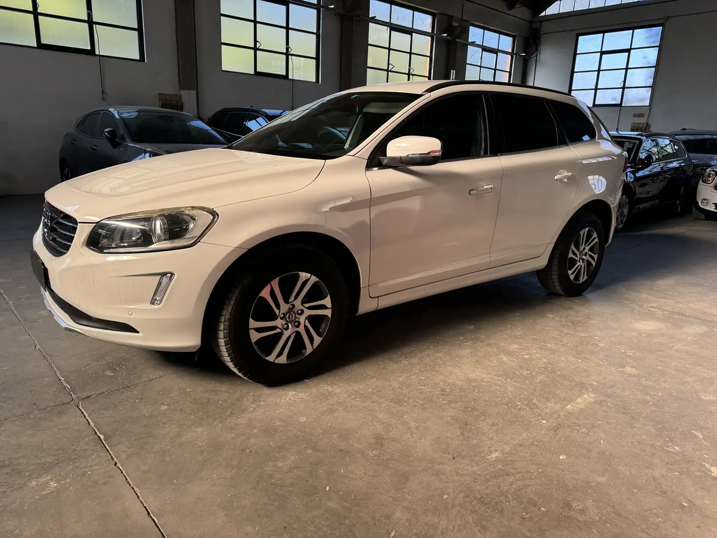 Volvo XC60 2.4 d4 R-design Kinetic awd 181cv geartronic - 1
