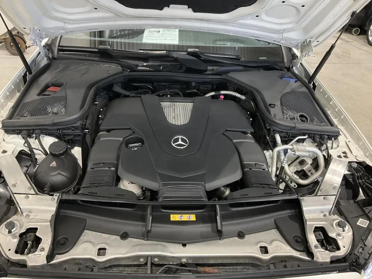 Mercedes-Benz E-Class снимка Mercedes-Benz E-Class