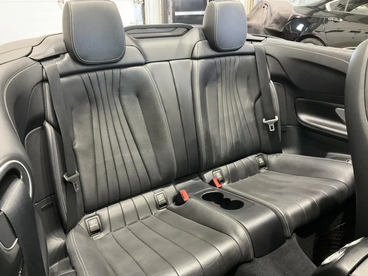 Mercedes-Benz E-Class снимка Mercedes-Benz E-Class