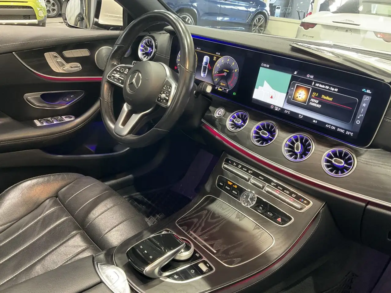 Mercedes-Benz E-Class снимка Mercedes-Benz E-Class