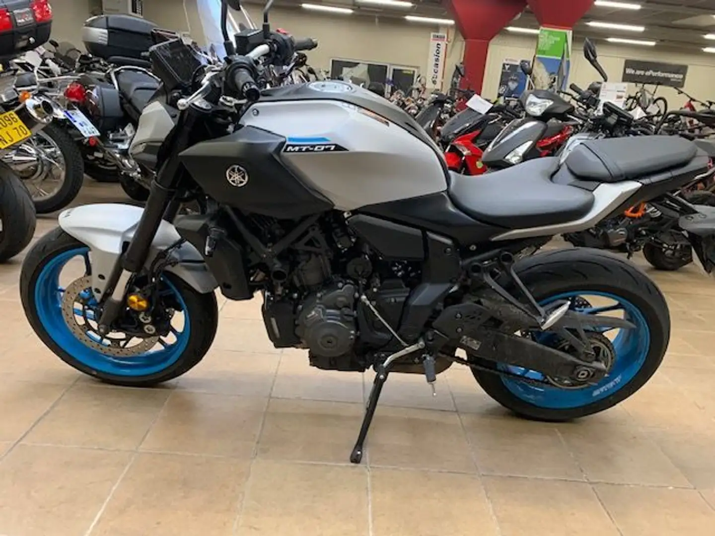Yamaha MT-07 Gris - 1