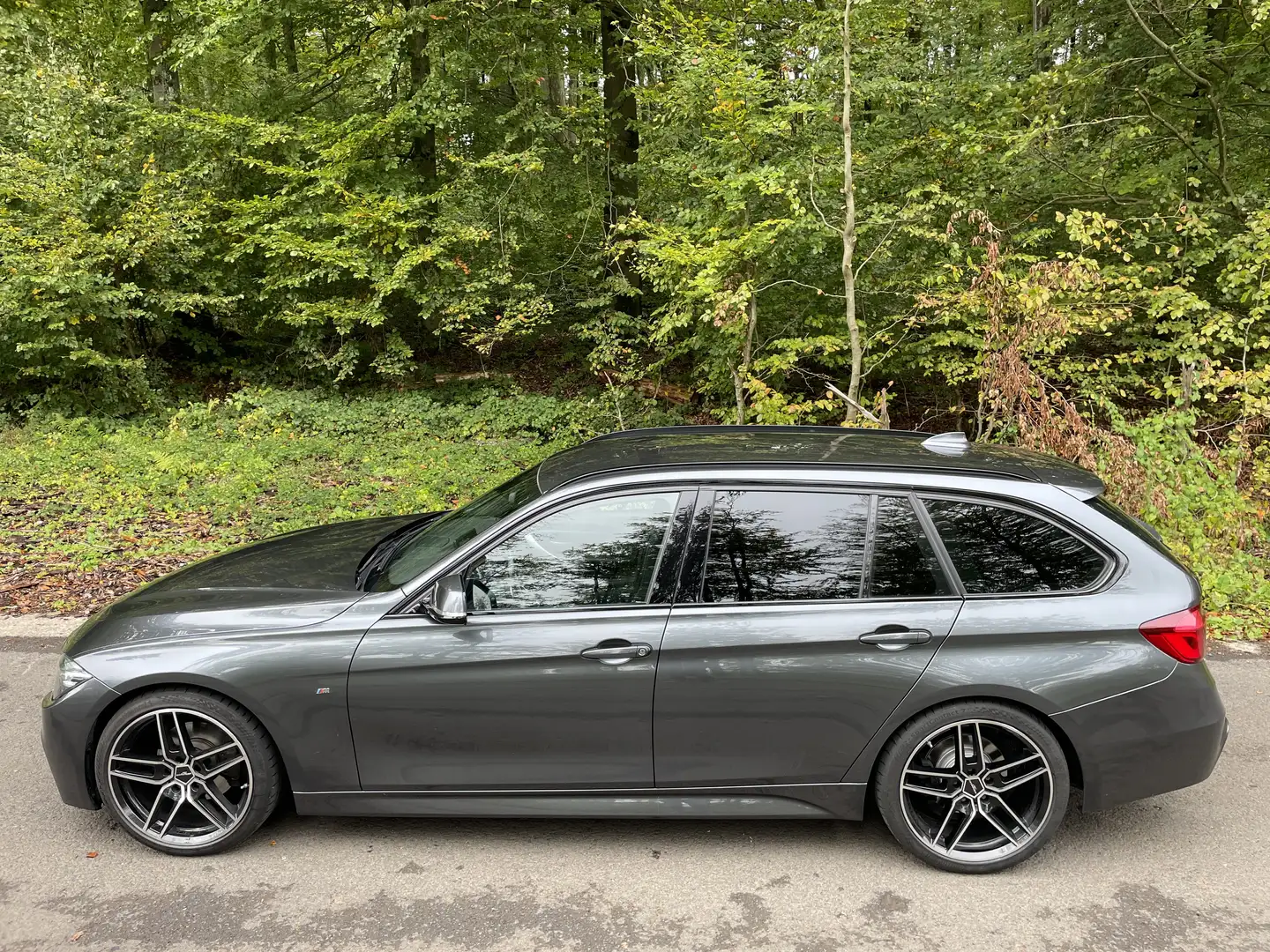 BMW 320 3er Touring Diesel 320d Touring xDrive Aut. M Spor siva - 1