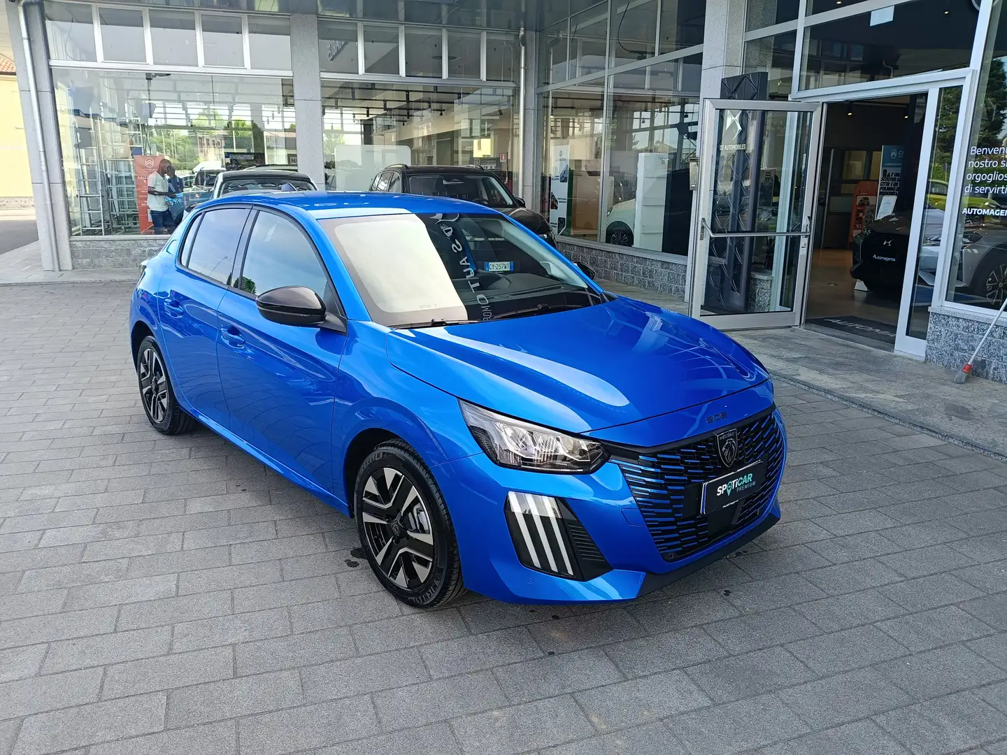 Peugeot 208 1.2 Hybrid 110cv DCS6 Allure KM0 Blauw - 1