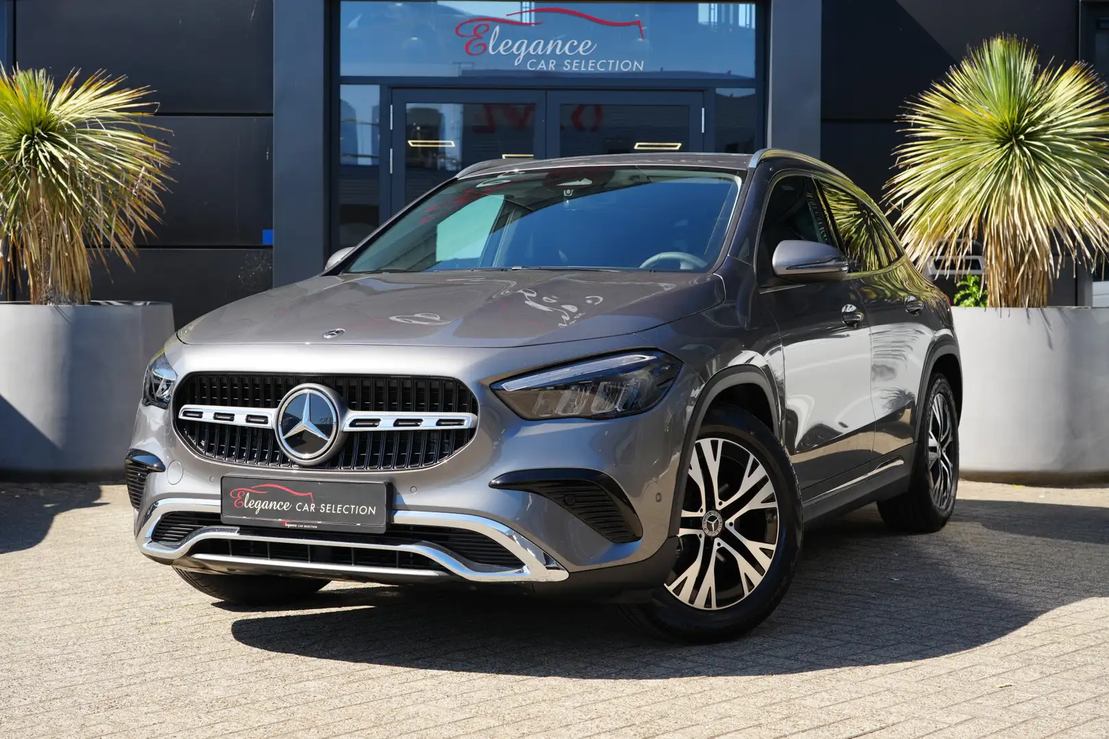 Mercedes-Benz GLA 200 Star Edition 164pk Stoelverwarming/Trekhaak/Camera Grijs - 1