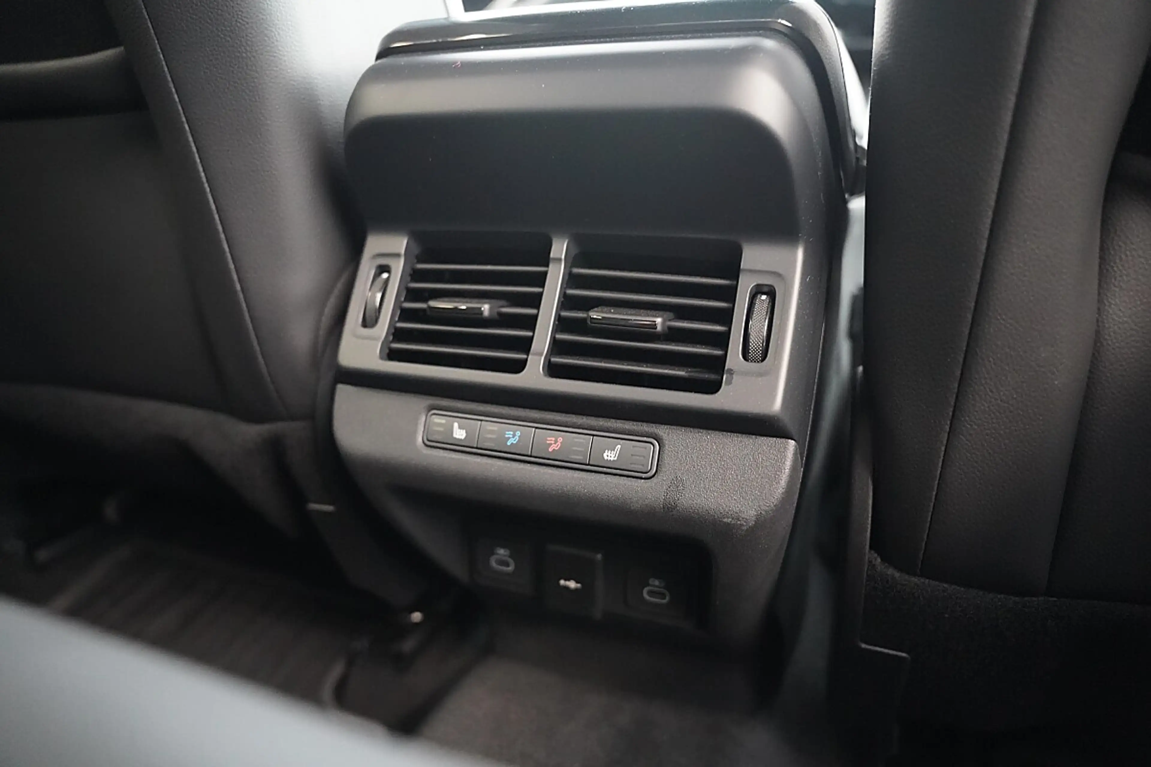 Land Rover Range Rover Evoque Dynamic SE P270e — photo 7