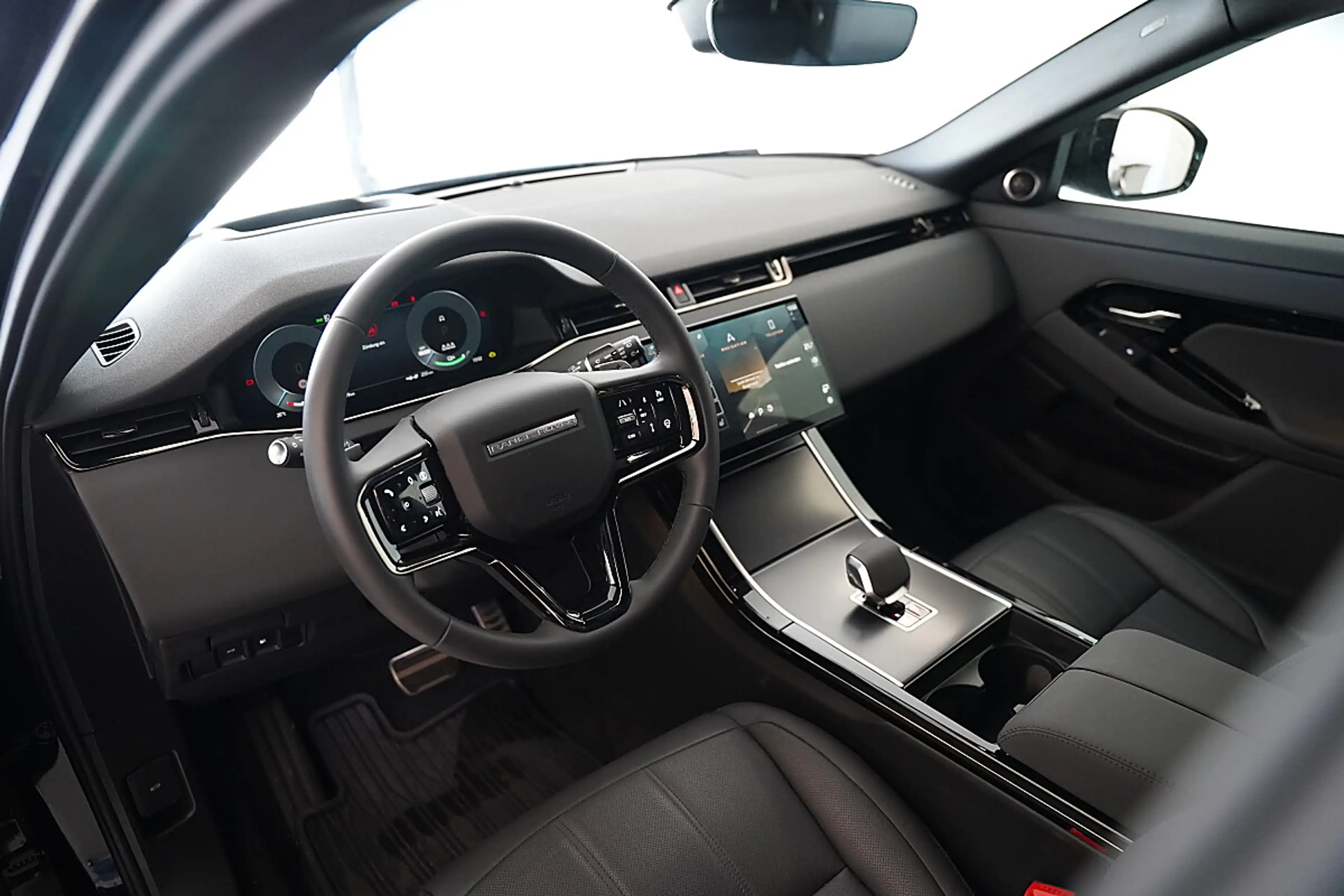 Land Rover Range Rover Evoque Dynamic SE P270e — photo 11