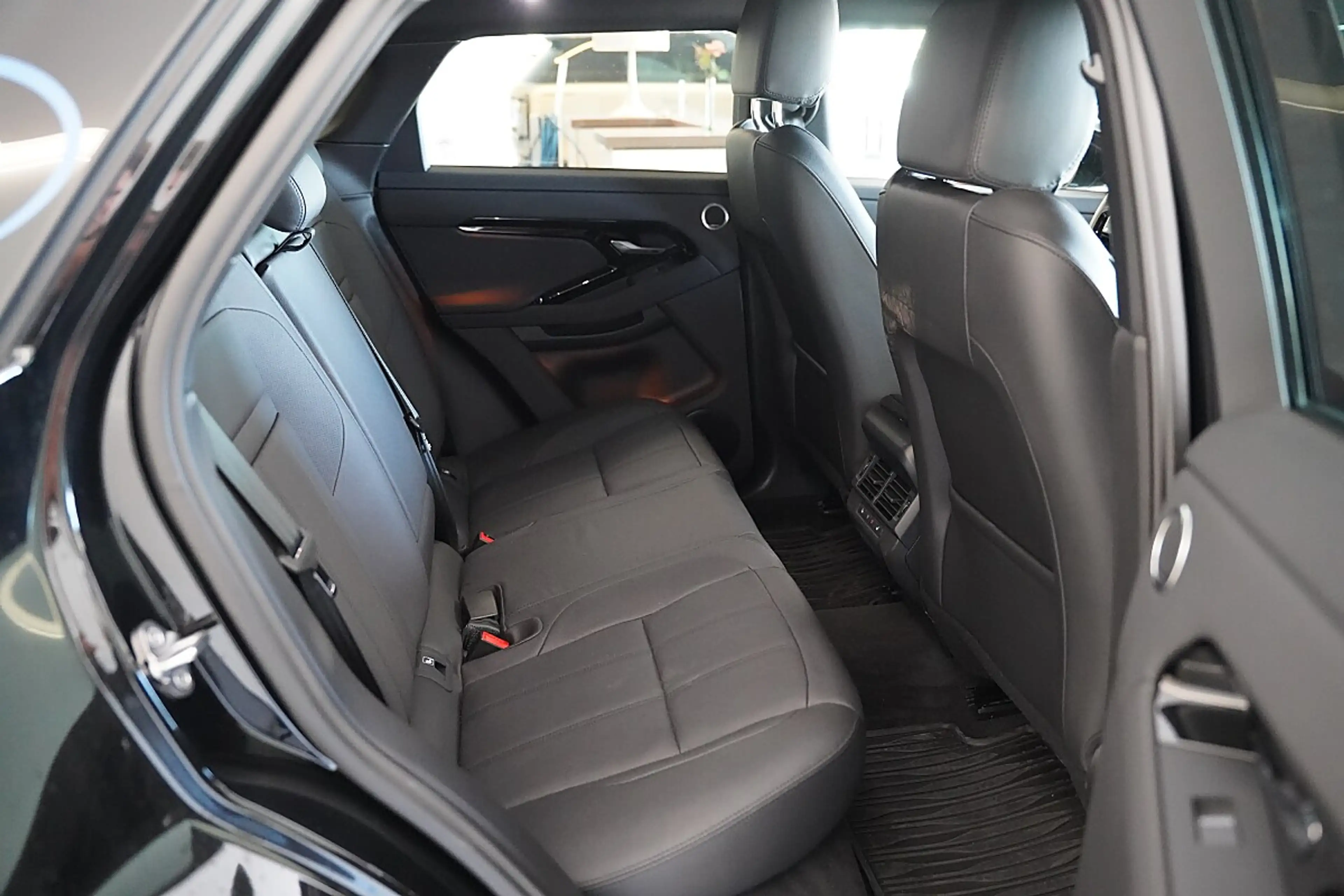 Land Rover Range Rover Evoque Dynamic SE P270e — photo 6