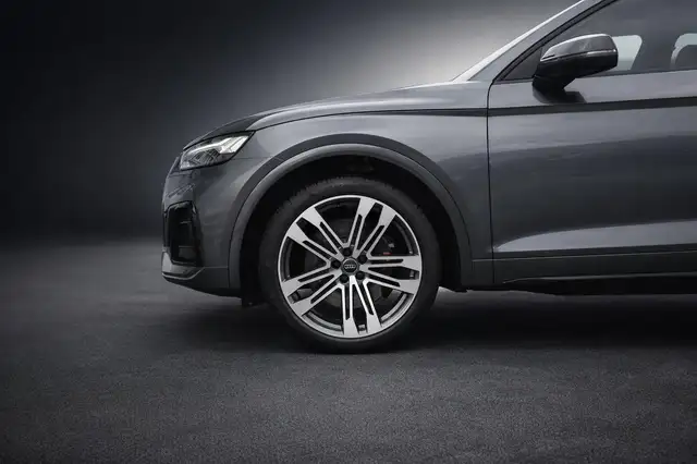 Audi SQ5 view 3