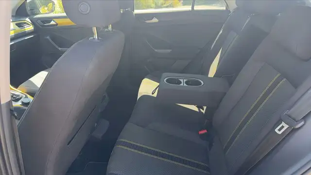 Volkswagen T-Roc view 9