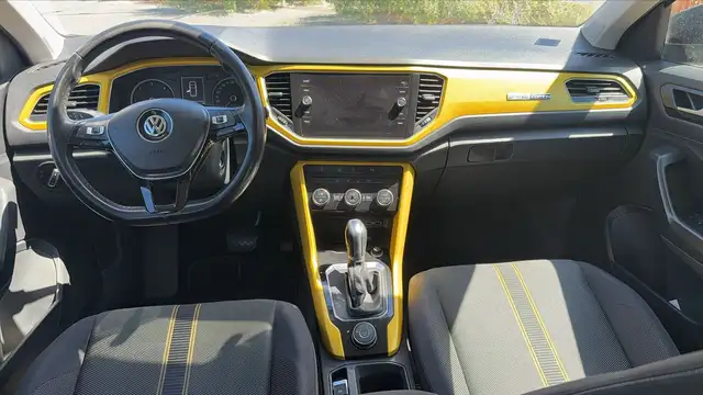 Volkswagen T-Roc view 11