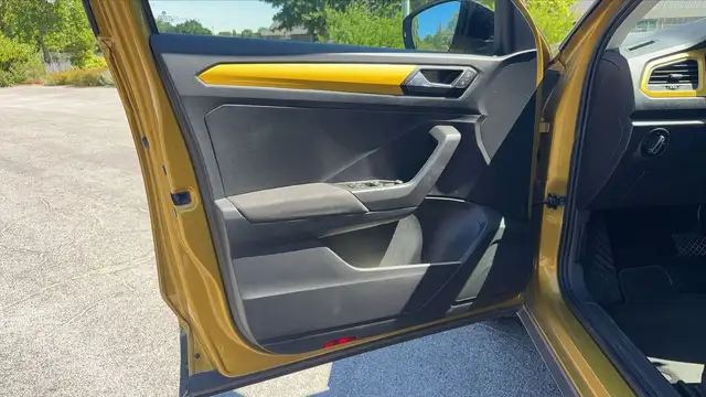 Volkswagen T-Roc view 7