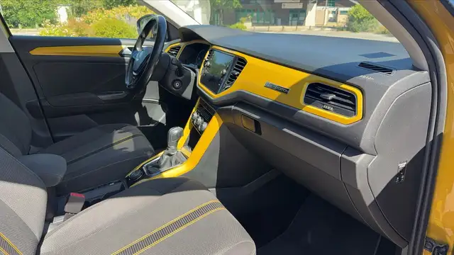 Volkswagen T-Roc view 10