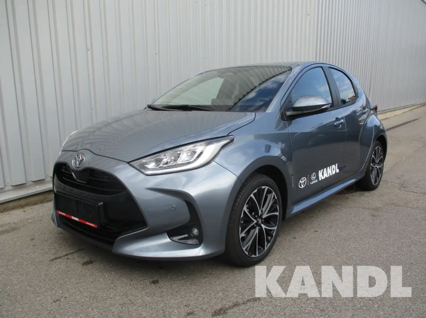 Toyota Yaris 1.5 Active Drive ACC+Navi+Kam.+KlimaA+LM Grau - 1