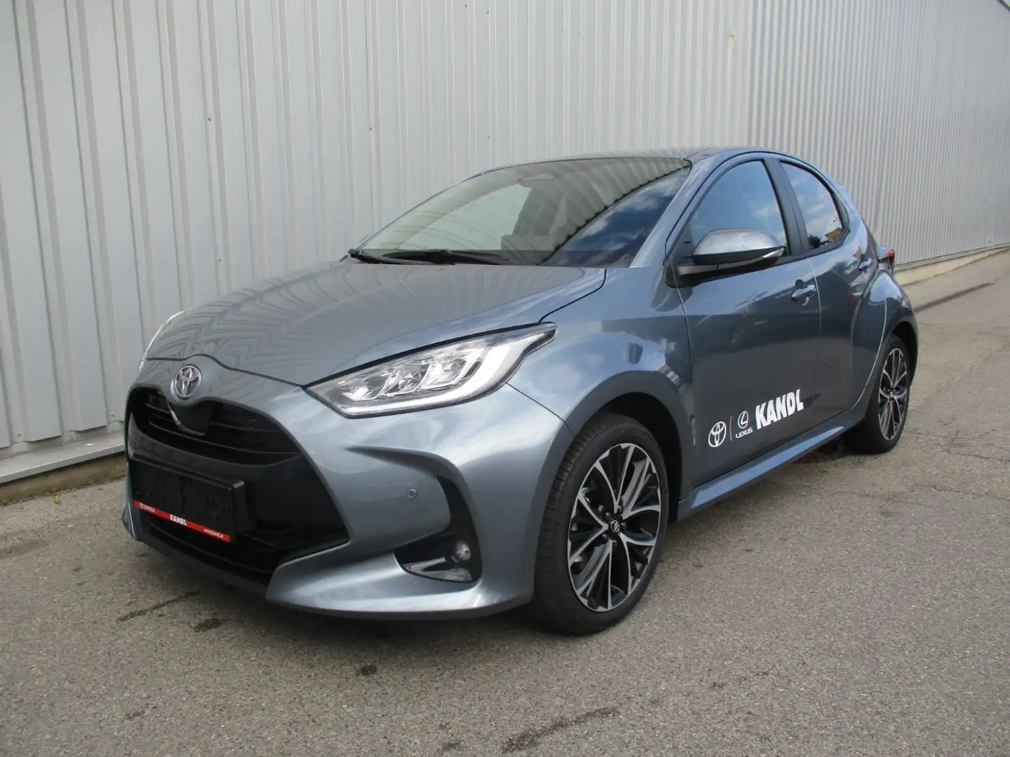 Toyota Yaris 1.5 Active Drive ACC+Navi+Kam.+KlimaA+LM Grau - 2