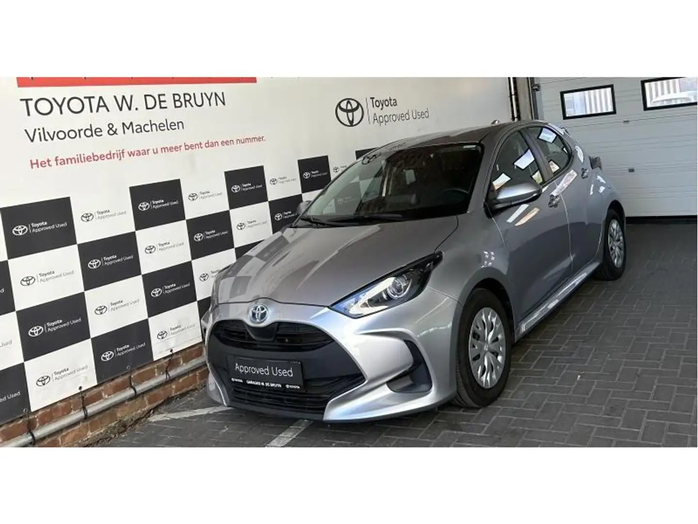 Toyota Yaris Dynamic Plateado - 1