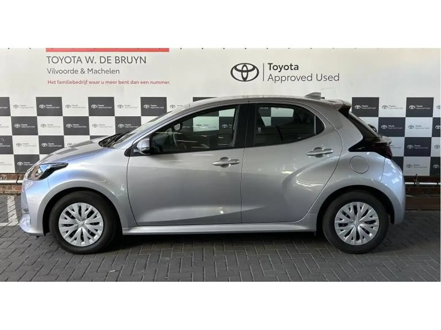 Toyota Yaris Dynamic Plateado - 2