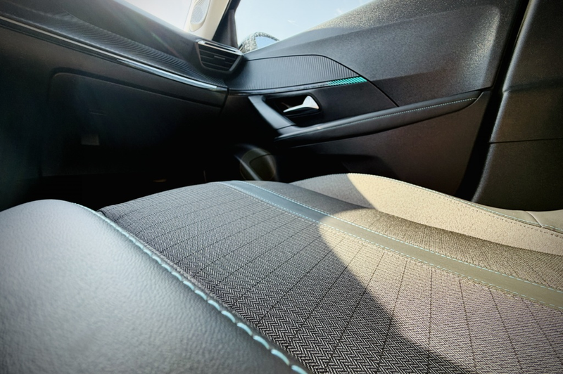 Peugeot e-2008 EV Allure 50 kWh | STOELVERW. | ADAPTIEVE CRUISE | — photo 30